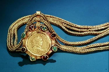Münze aus der Regierungszeit von Caracalla auf einem Anhänger montiert